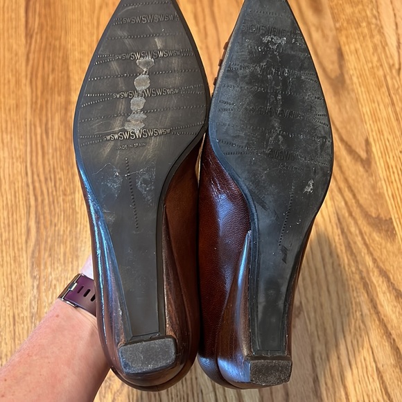 Stuart Weitzman Kitten Heel Leather Shoes. Brown with brass detail. Size 6.5 - Picture 4 of 6